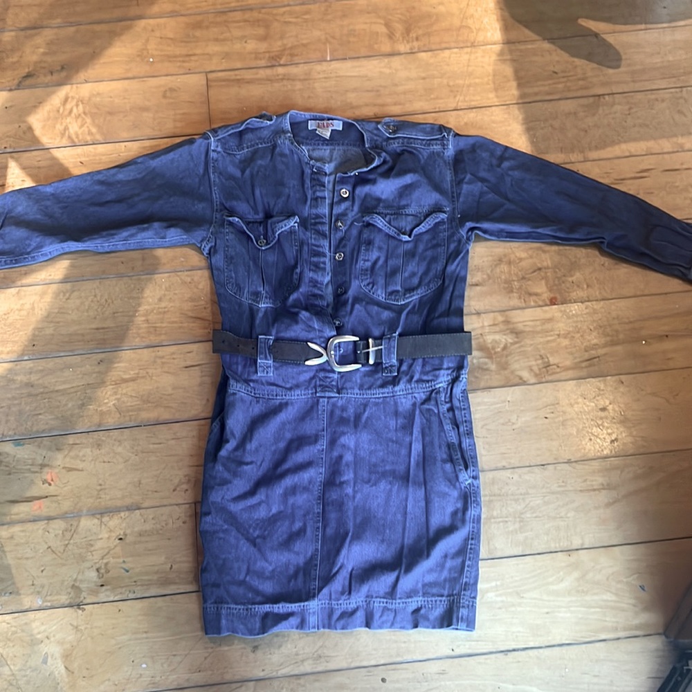 Cute vintage dress. Says size 4. Feels like a 6 minimum.